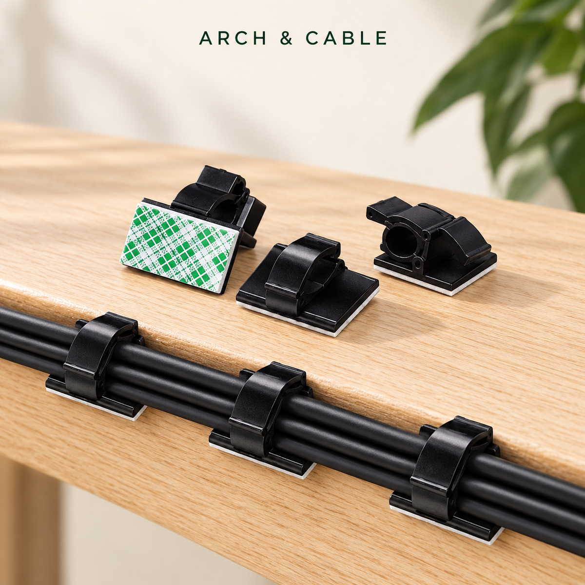 Clips range-câbles de bureau – 30 à 90 pièces — présentation du produit dans un décor crème et bois.