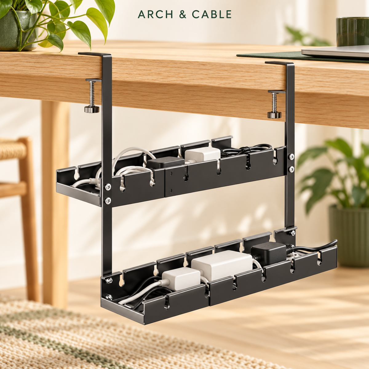 Panier sous bureau 2 niveaux – Sans perçage — présentation du produit dans un décor crème et bois.