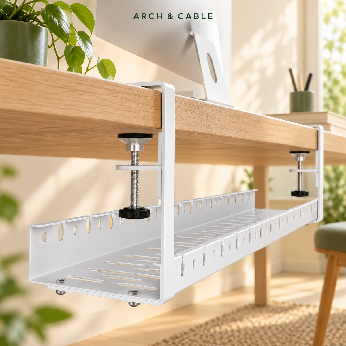 Goulotte métal grande capacité sous bureau – 55 cm — présentation du produit dans un décor crème et bois.