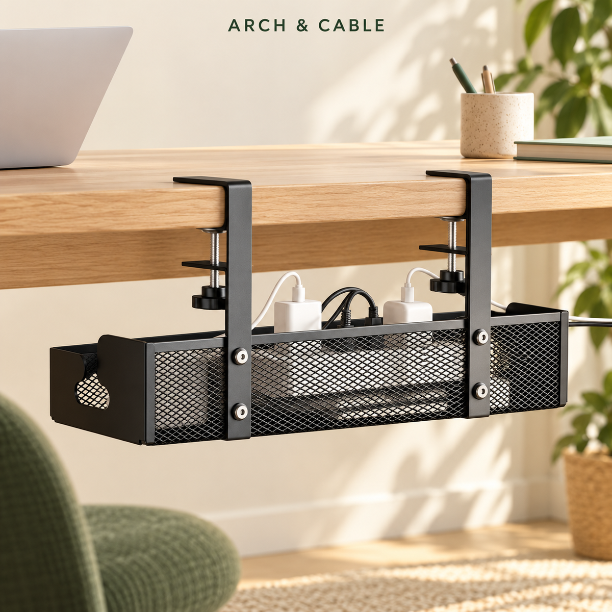 Goulotte acier ventilée sous bureau – Sans perçage — présentation du produit dans un décor crème et bois.