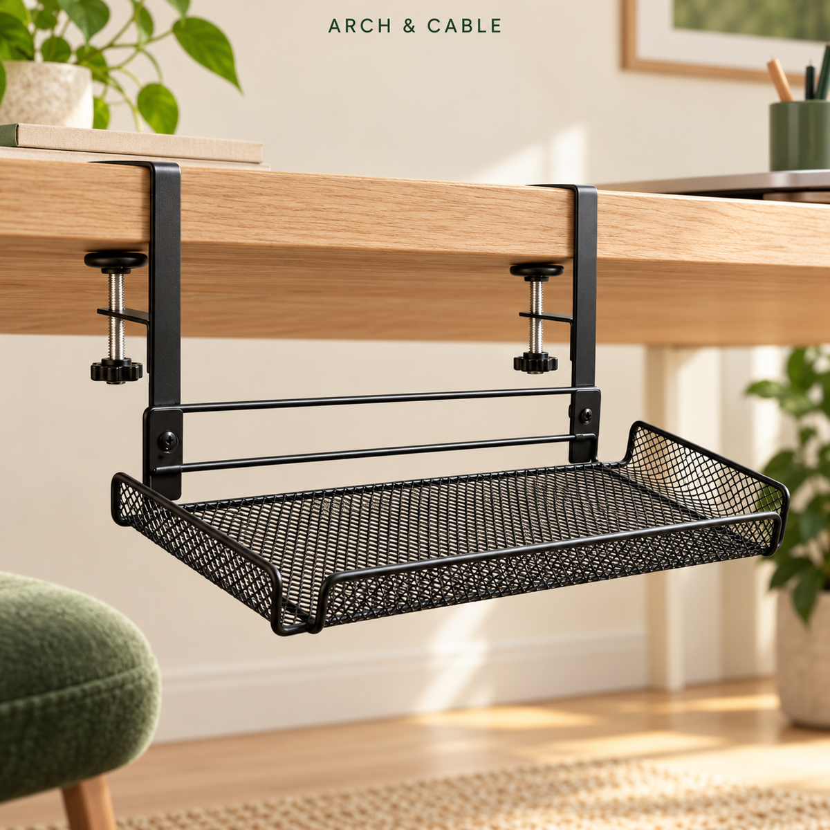 Panier grillagé sous bureau à pince – Acier carbone — présentation du produit dans un décor crème et bois.