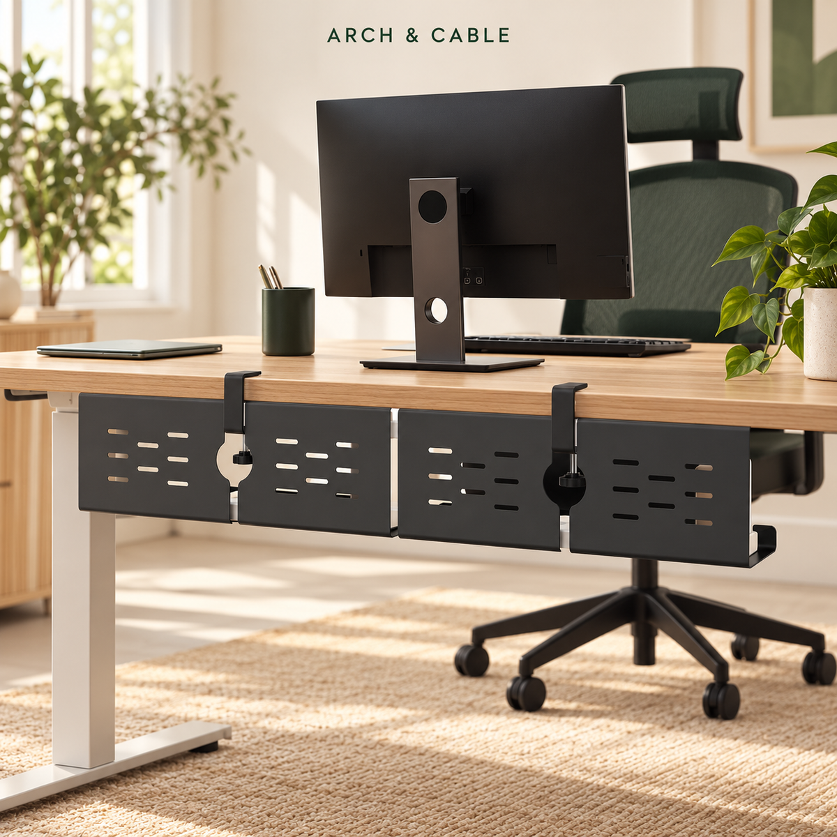Panier métal à pince avec attaches – Sans perçage — présentation du produit dans un décor crème et bois.