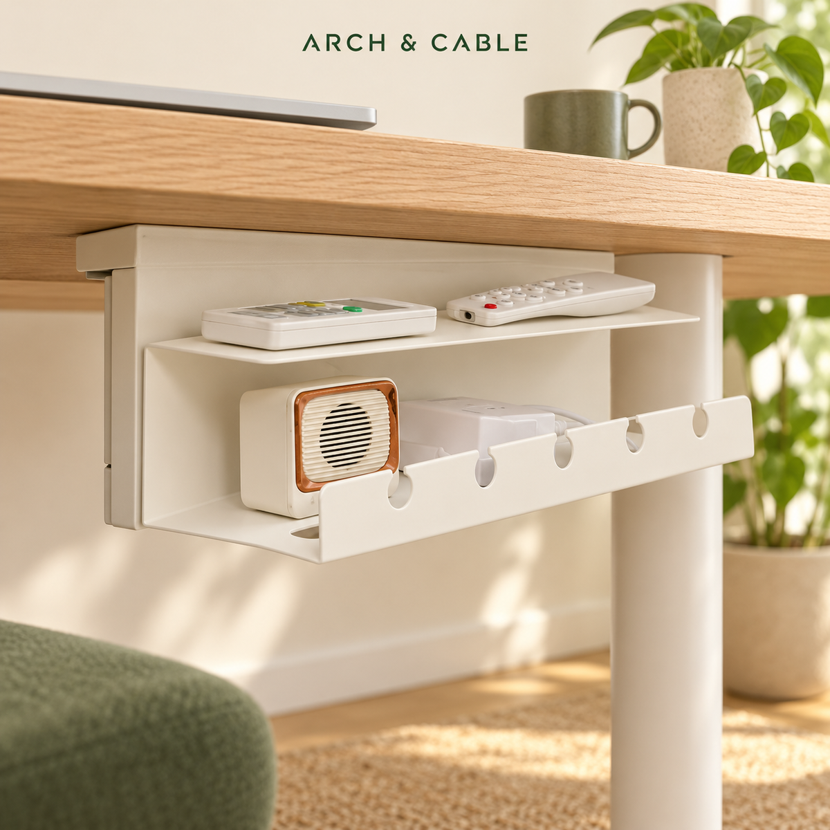 Panier compact sous bureau à pince – Noir — présentation du produit dans un décor crème et bois.