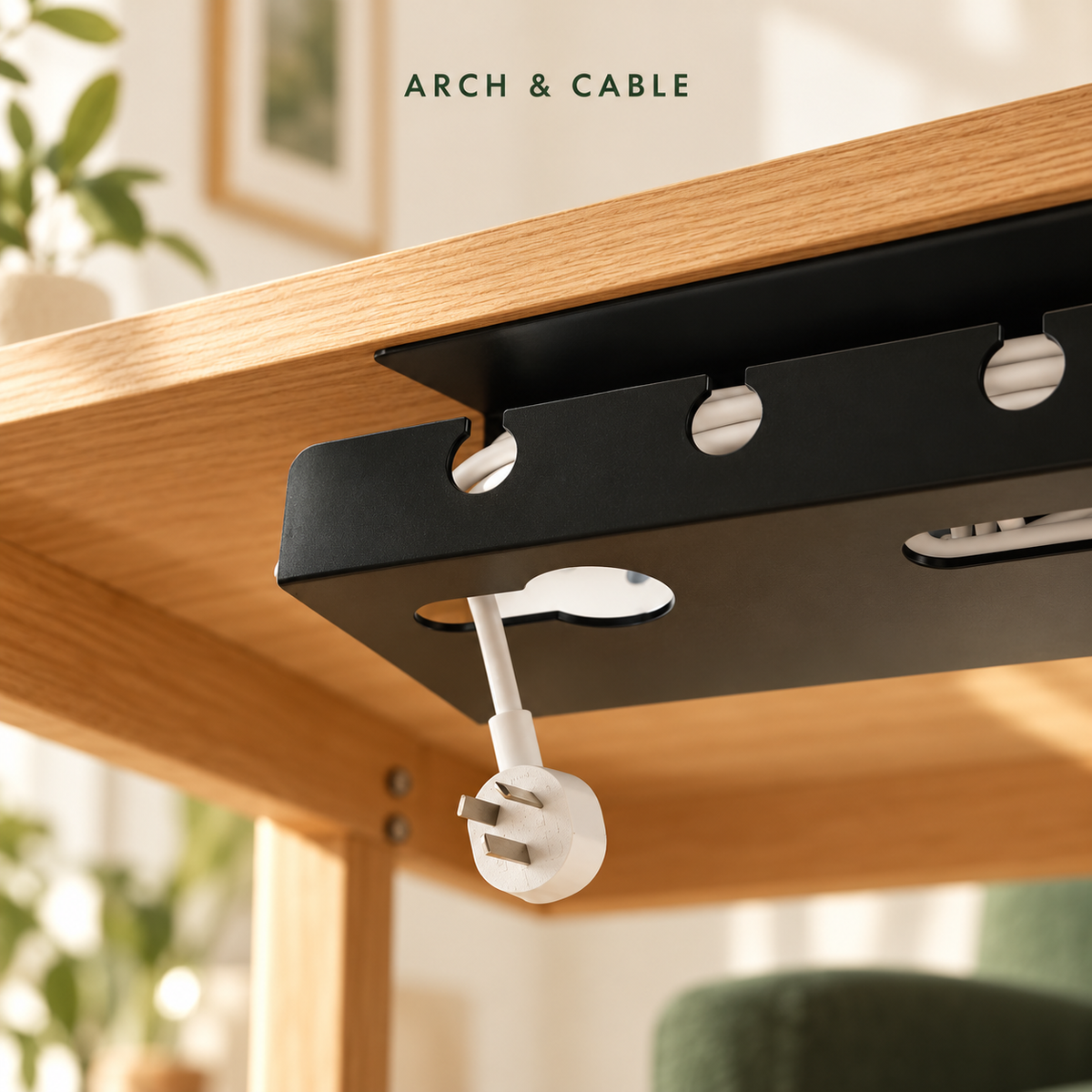 Panier compact sous bureau – Noir ou blanc — présentation du produit dans un décor crème et bois.