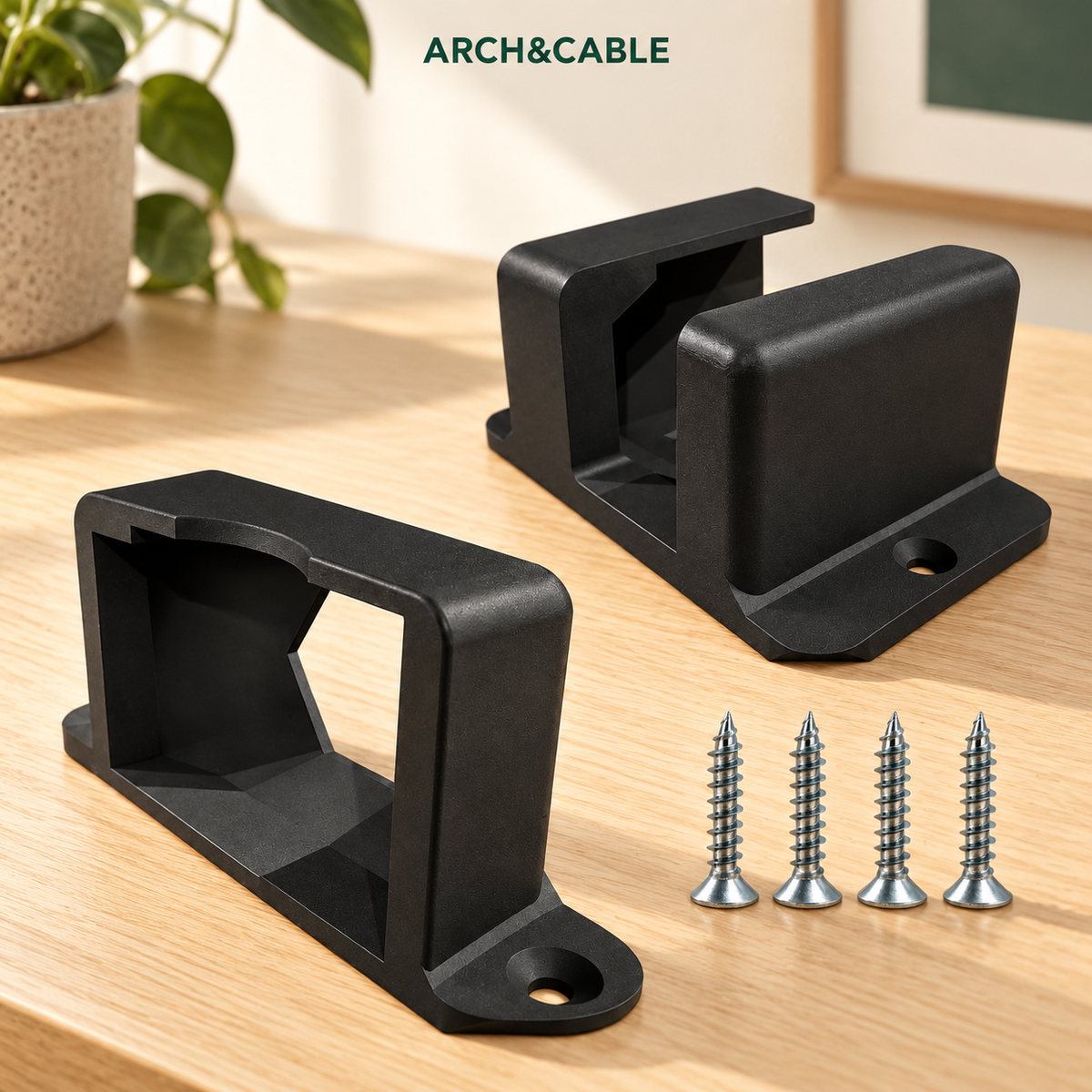 Deux supports noirs de multiprise à vis sur un bureau en bois clair — ARCH&CABLE.